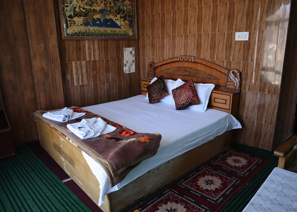 wooden-room-hotel-trehan's-sarahan